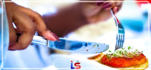 آموزش حرفه ای نحوه سرو غذا در رستوران 16 مراحل-سرو-غذا-در-رستوران